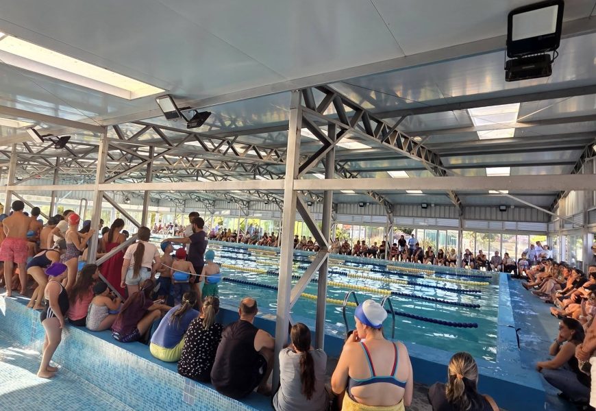 Exitosa jornada de natación reunió a unos sesenta niños en Solís de Mataojo