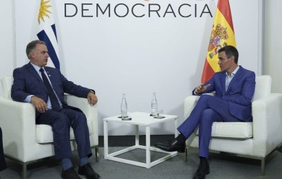 [t]Encuentro bilateral en Barcelona: Yamandú Orsi se reunió con el presidente Pedro Sánchez