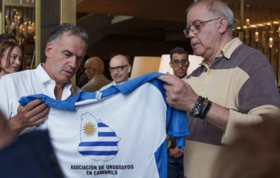 Yamandú Orsi, conmovido por regalo de uruguayos en Cambrils: «Me la llevo en el alma»